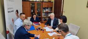 Pokaż zdjęcie: Podpisywanie umów o zaliczkowe dofinansowanie projektów w ramach „Programu wyrównywania różnic między regionami III”