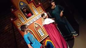 Wizyta w Toruńskim Domu Legend. Zdjęcie pochodzi ze zbiorów własnych Toruńskiego Towarzystwa Autyzmu.