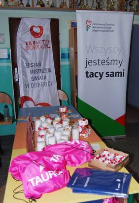 Pokaż zdjęcie: Stoisko z nagrodami przekazanymi przez Małopolski Oddział PFRON