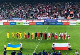 Pokaż zdjęcie: Zawodnicy przed meczem Polska - Ukraina. zawodnicy obu drużyn stoją na boisku