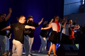 Pokaż zdjęcie: przedstawienie artystyczne uczestników 