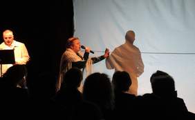 Pokaż zdjęcie: Scena ze spektaklu "Nie idź mój synku na wojnę"