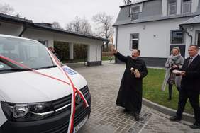 Pokaż zdjęcie: Uroczystość poświęcenia nowych mikrobusów dla WTZ w Trzebini i Libiążu