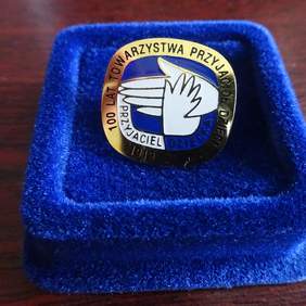 Pokaż zdjęcie: Odznaka „Przyjaciel Dzieci” przyznana przez Towarzystwo Przyjaciół Dzieci z okazji 100-lecia istnienia