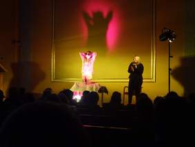 Pokaż zdjęcie: Integracyjny spektakl teatralny pt.: „Shirley Valentine”