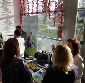 Pokaż zdjęcie: Stoisko Ośrodka Wsparcia i Testów w Kaliszu towarzyszące konferencji pt. „Wizja - Wiedza - Wsparcie czyli WWW o dostępności przestrzeni społecznej”