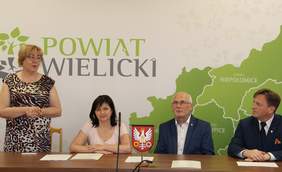Pokaż zdjęcie: Marta Mordarska, dyrektor Małopolskiego Oddziału PFRON, Urszula Rusecka, Poseł na Sejm, Adam Kociołek - Starostwa Powiatu Wielickiego oraz Henryk Gawor-Wicestarosta Powiatu Wielickiego podczas podpisywania umowy w ramach Programu Wyrównywania Różni
