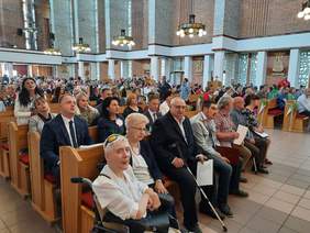 Pokaż zdjęcie: Uczestnicy Dnia Godności w czasie odprawiania mszy świętej