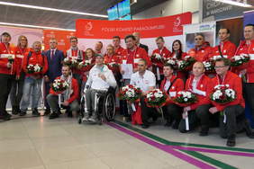 Pokaż zdjęcie: Polska Reprezentacja Paraolimpijska na Lotnisku Chopina, podczas powitania po powrocie do kraju