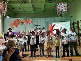 Pokaż zdjęcie: Zabawy taneczne uczniów