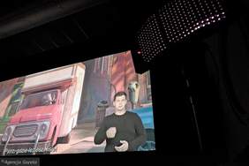 Pokaż zdjęcie: Film z audiodeskrypcją