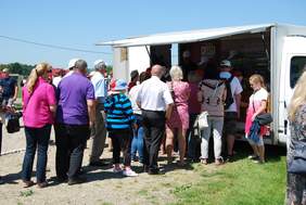 Pokaż zdjęcie: Kolejka do Food Truck`a Spółdzielni "Małopolanin" 