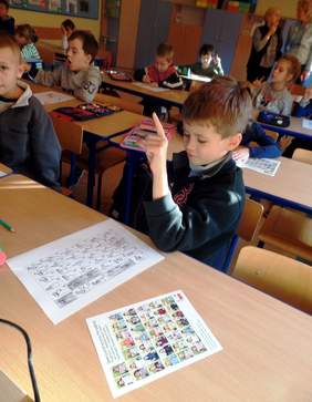 Pokaż zdjęcie: Uczniowie klasy pierwszej podczas lekcji języka migowego