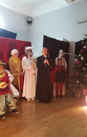 Uczestnicy spotkania Bożonarodzeniowego w WTZ Caritas w Ropczycach