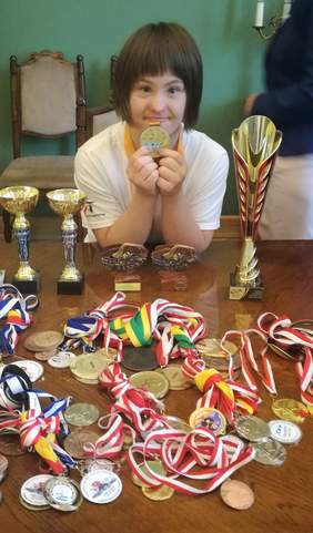 Pokaż zdjęcie: Agnieszka Kociołek z kolekcją medali i pucharów