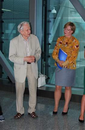 Pokaż zdjęcie: Prof. Stefan Dousa oraz Dyrektor Marta Mordarska