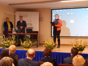 Pokaż zdjęcie: Elżbieta Gęca Naczelnik UM w Dąbrowie Górniczej - odczytanie listu Prezydenta Miasta