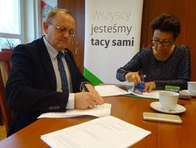 Pokaż zdjęcie: Dyrektor Andrzej Michalski zatwierdza umowę stowarzyszenia Koło