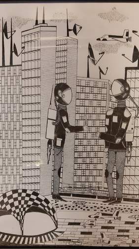 Pokaż zdjęcie: Kobieta i mężczyzna ubrani w kaski, czarno szare kurtki i spodnie w kratkę. Stoją na chodniku w szaro czarną kostkę z motywami małych samolotów. Za nimi wysokie, budynki, na których są czarne, okrągłe talerze satelitarne oraz widać lecący sa