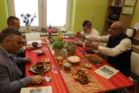 Pokaż zdjęcie: Degustacja i ocena potraw przez jury XVII Wojewódzkiego Konkursu Sztuki Kulinarnej 