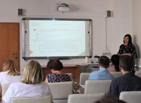 Pokaż zdjęcie: Iwona Sękowska specjalista Oddziału Lubelskiego PFRON podczas prezentacji