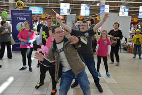 Pokaż zdjęcie: Happening „Chodź pomaluj mój świat” Opolskim Centrum Hanldowym z okazji .Międzynarodowego Dnia Osób z Zespołem Downa  Źródło: Sławomir Draguła - NTO