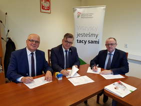 Pokaż zdjęcie: Podpisanie umowy z powiatem kieleckim