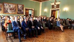 Pokaż zdjęcie: Uczestnicy gali wręczenia nagród w etapie wojewódzkim Konkursu „Sztuka Osób Niepełnosprawnych”