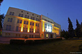Pokaż zdjęcie: Na zdjęciu budynek Urzędu Miasta w Sępólnie Krajeńskim wieczorem, z podświetloną fasadą