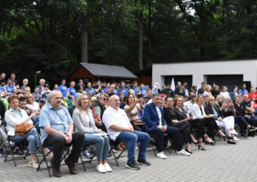 Pokaż zdjęcie: Zdjęcie zaproszonych gości siedzących na krzesełkach.