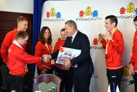 Pokaż zdjęcie: Uczestnicy przekazali prezydentowi Bydgoszczy zdjęcie wykonane na torze Formuły 1 w Abu Dhabi