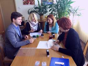 Pokaż zdjęcie: Osoby podpisujące umowę