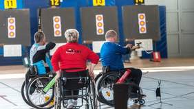 Pokaż zdjęcie: zawodnicy strzelają z łuku