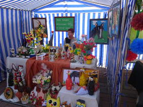 Stoiska z przedmiotami wykonanymi przez osoby z niepełnosprawnościami