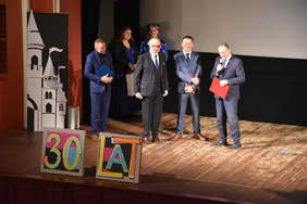 6 osób na scenie, 5 mężczyzn, 1 kobieta