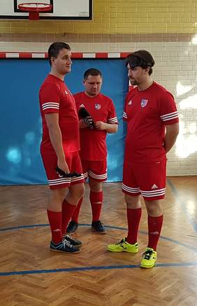 Pokaż zdjęcie: Krakowscy piłkarze z klubu Tyniecka Nie Widzę Przeszkód odwiedzili dzieci i młodzież w Szkole Podstawowej z Oddziałami Integracyjnymi nr 12 im. Janusza Korczaka w Krakowie