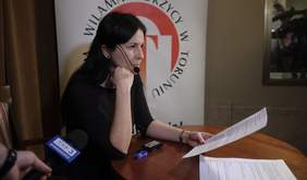 Pokaż zdjęcie: W toruńskim Teatrze im. W. Horzycy, dzięki lektorowi, część spektakli będzie dostępna dla osób z niepełnosprawnością wzroku 