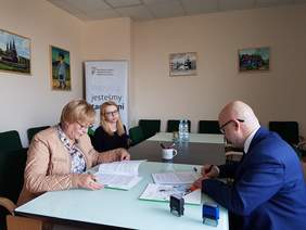 Pokaż zdjęcie: Marta Mordarska, Dyrektor Oddziału Małopolskiego PFRON podpisuje umowę w ramach Programu „Pomoc osobom niepełnosprawnym poszkodowanym w wyniku żywiołu” z Dyrektorem Miejskiego Ośrodka Pomocy Społecznej w Krakowie Witoldem Kramarzem