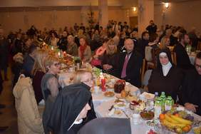 Pokaż zdjęcie: Udział w wigilii zorganizowanej przez Caritas Diecezji Toruńskiej wzięło 300 podopiecznych oraz liczne grono przyjaciół 