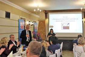 Pokaż zdjęcie: Zebrani goście brawami witają Krzysztofa Michałkiewicza Sekretarza Stanu w Ministerstwie Rodziny, Pracy i Polityki Społecznej