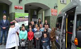 Pokaż zdjęcie: Poświęcenie busa dofinansowanego ze środków PFRON