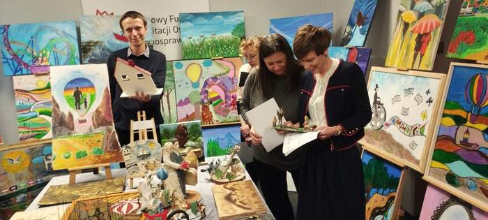 Pokaż zdjęcie: Obrady Wojewódzkiej Komisji Konkursowej XXI edycji Konkursu Plastycznego „Sztuka Osób Niepełnosprawnych” z udziałem Anny Skupień, dyrektor Oddziału Wielkopolskiego PFRON