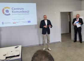 Wojewoda Zachodniopomorski Pan Adam Rudawski wita zaproszonych gości. W tle ekran z logiem i tytułem konferencji