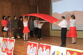 Pokaż zdjęcie: część artystyczna w wykonaniu uczniów placówki