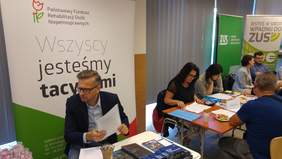 Pokaż zdjęcie: stoisko Oddziału Łódzkiego PFRON - Jarosław Madaj przedstawiciel Funduszu w regionie