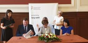 Pokaż zdjęcie: Prezes PFRON Marlana Maląd podczas skłądania podpisu - fotografia nr 3