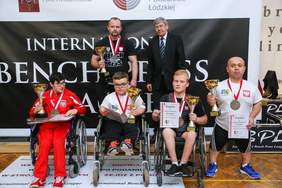 Pokaż zdjęcie: dekoracja medalowa:Anna Kubaszewska, Mikołaj Kociubiński, Krystian Tuzikowski, Tomasz Kociubiński, Bartłomiej Rogoziński i Władysław Skwarka