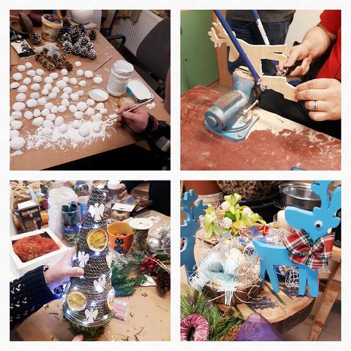 Pokaż zdjęcie: Cztery miniatury zdjęć pokazujące uczestników warsztatu terapii w trakcie wykonywania ozdób świątecznych drewnianego renifera, choinki, stroika oraz drobnych elementów.