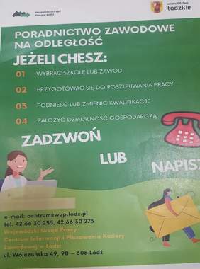 Pokaż zdjęcie: na zdjęciu plakat, tło w kolorze zielonym, na którym umieszczono czerwony telefon osobę z kopertą do wysłania oraz osobę siedzącą przy komputerze, na plakacie zamieszczone są informację dotyczące poradnictwa zawodowego na odległość oraz dan