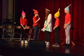 Pokaż zdjęcie: Występ szkolnego teatrzyku